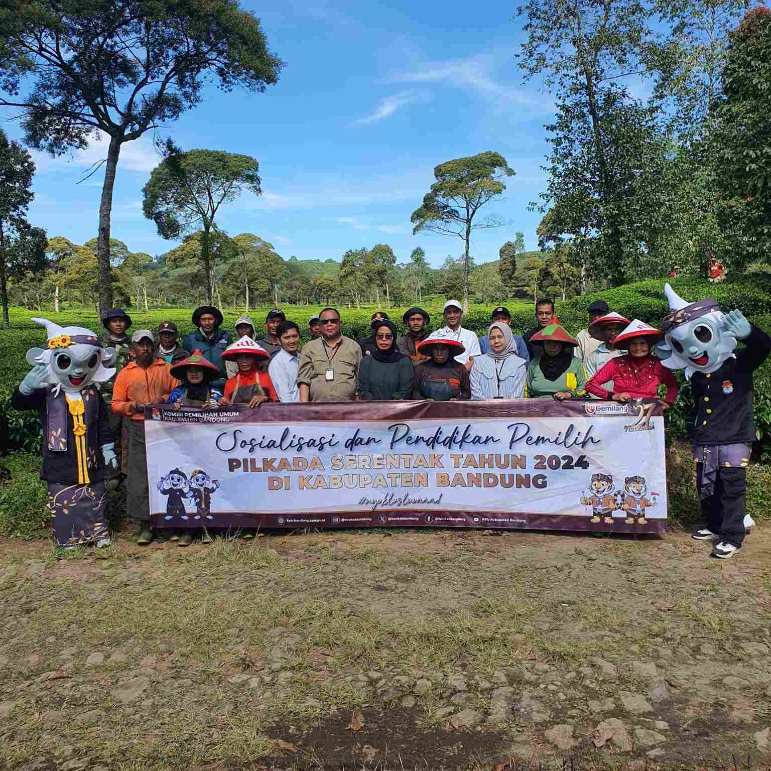 Sosisalisasi bersama petani di kebun teh